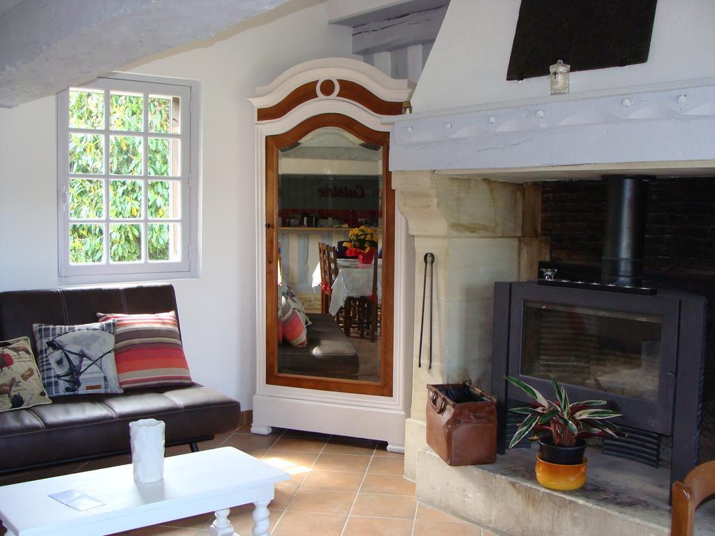 Le Vieux Castel Bed & Breakfast Goustranville Exterior photo