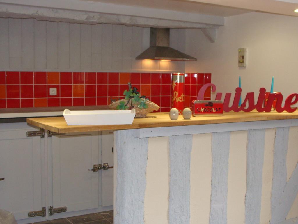 Le Vieux Castel Bed & Breakfast Goustranville Exterior photo